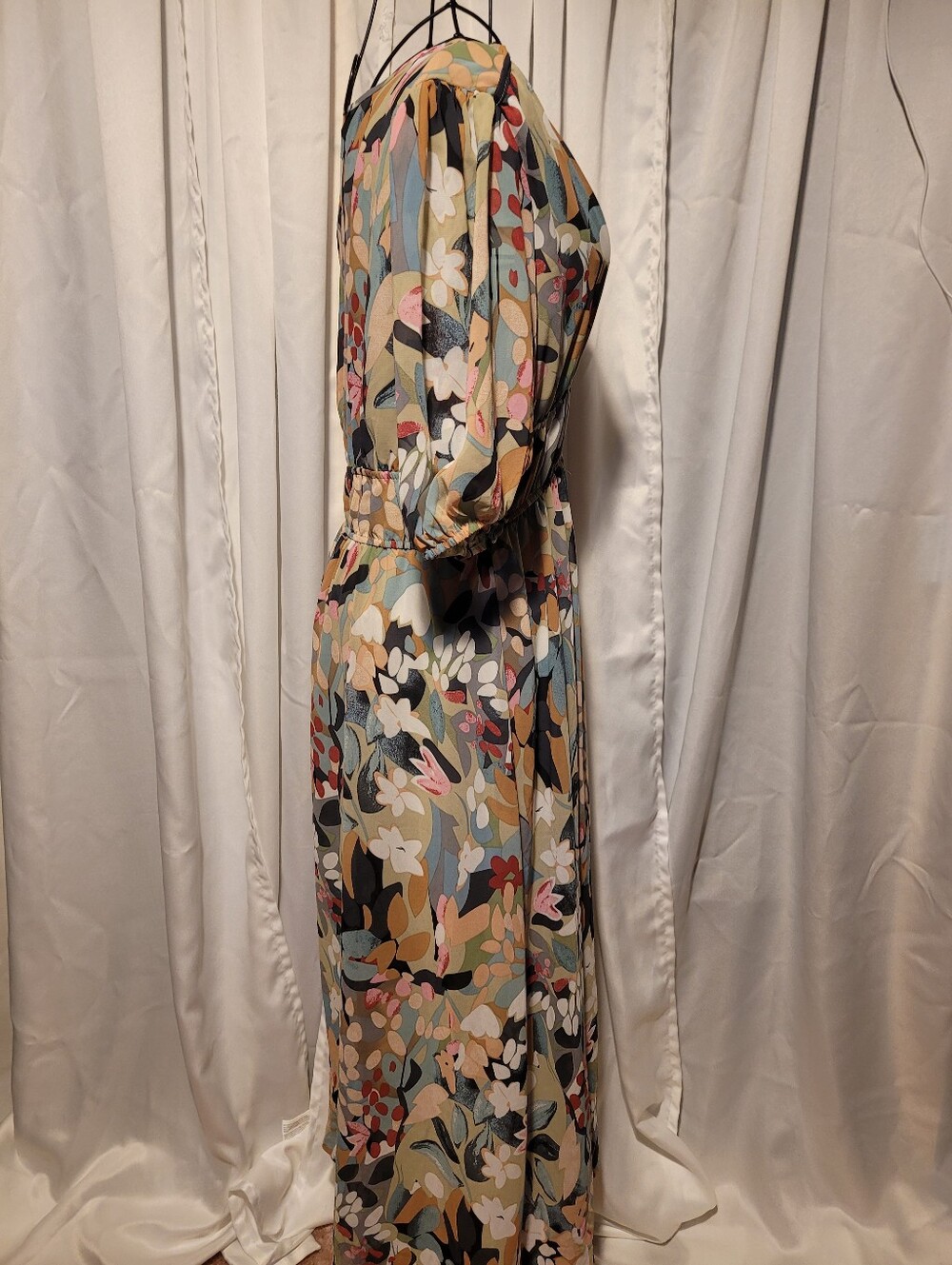 Artistic With Abstract Floral V-Neck Midi Dress in Multicolor - Picture 2 of 4